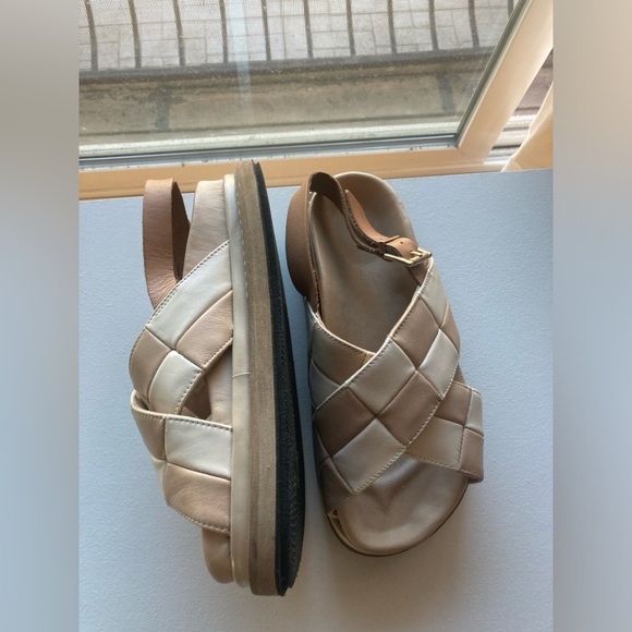 Alohas Sandals - Picture 3 of 10